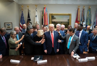 特朗普这张照片火了 网友：祈祷还是集体发功？
