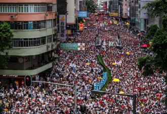 香港街头对比图：冲突和日常的强烈反差