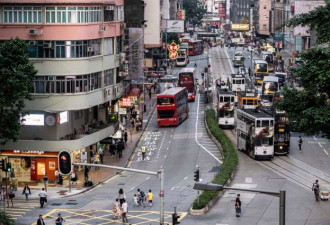 香港街头对比图：冲突和日常的强烈反差