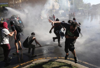 智利100万人冲上街头打砸抢烧，已有20人惨死