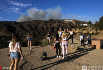 大火烧到好莱坞山 各路游客抓紧机会合影