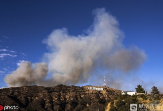 大火烧到好莱坞山 各路游客抓紧机会合影