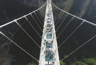 2千座玻璃栈桥游客&quot;吓破胆&quot; 建造验收无标准