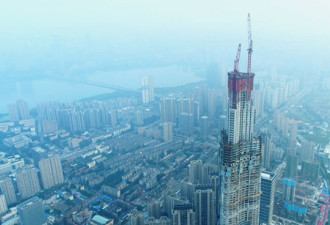 中国首创“空中造楼机”：4天盖起一层楼