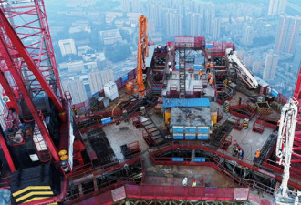 中国首创“空中造楼机”：4天盖起一层楼