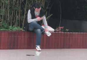 王思聪被限制高消费后现身，坐路边独自玩手机