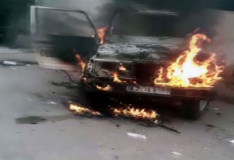 印度法院门口大打出手：警察开枪 律师烧警车