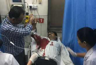 印度法院门口大打出手：警察开枪 律师烧警车
