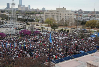 美国数千名教师占领州政府抗议