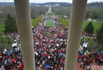 美国数千名教师占领州政府抗议