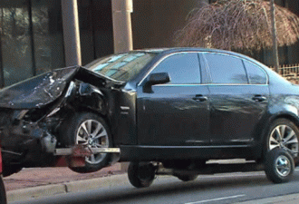 多伦多市中心三车连撞一女送院 车撞成这样了