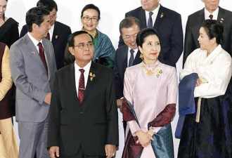 日本韩国第一夫人游曼谷：有说有笑 亲如闺蜜