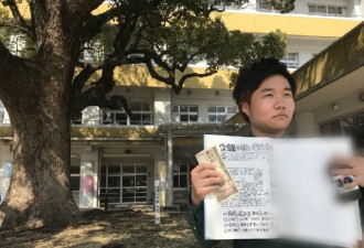 8年前约好的同学会 只有他1人回母校傻等