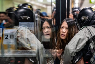 香港5示威者被当庭释放 百余港警堵庭外再抓