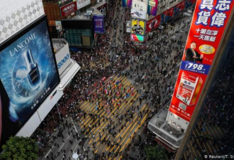 香港示威者三罢瘫痪交通 英美谴责暴力