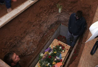 被墨西哥黑帮杀害的双胞胎婴儿葬礼雨中举行