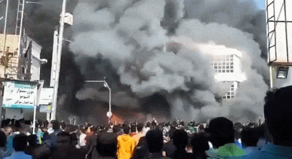 砸警局烧银行，油价上调致伊朗多地抗议