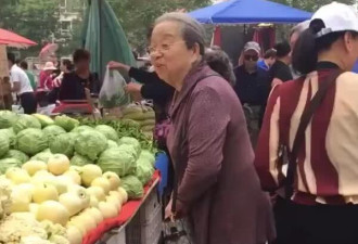 83岁李明启背名牌包市场买菜，身体硬朗