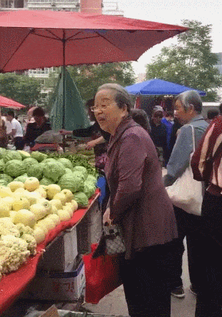 83岁李明启背名牌包市场买菜，身体硬朗