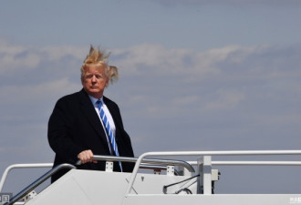 特朗普开会遇大风天气 一头金发被吹成草窝