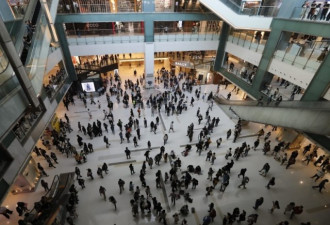 香港多地冲突:黑衣人砸店纵火 警派水炮车平乱