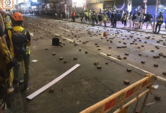 香港多地冲突:黑衣人砸店纵火 警派水炮车平乱