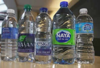 你还在喝啊 市场上名牌瓶装水都含有微塑料！