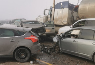 一片混乱、尖叫不断：阿省高速公路16车连撞