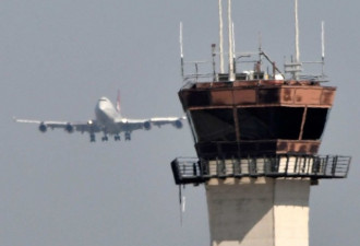 美国机场两飞机相撞 至少两人死亡