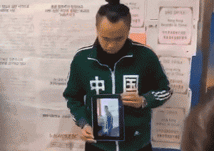中国留学生们在韩清理乱港标语