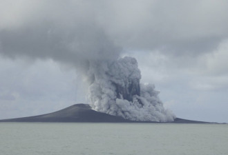 海底火山连爆18天岛国沉没 新长3倍大&quot;岛&quot;