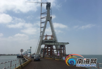 中国首座跨断裂带大桥主塔成功封顶