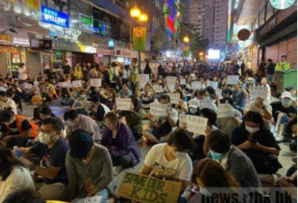 港警围理大 家长校友静坐“救救孩子”