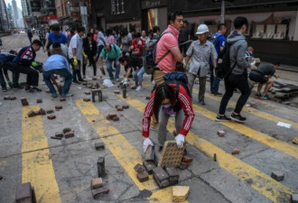 香港市民自发清路障遭弓箭攻击 警方谴责