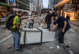 香港市民自发清路障遭弓箭攻击 警方谴责