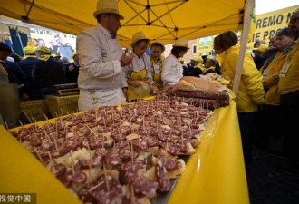 猪肉价格猛涨 意大利农民却在街头切香肠抗议
