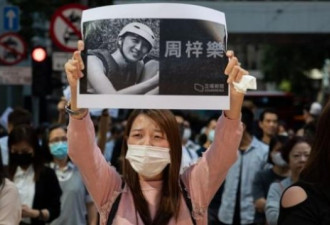 香港市民悼念堕楼大学生 警员实弹驱逐