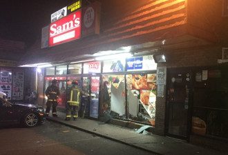 市中心车祸 司机驾车撞便利店后逃逸