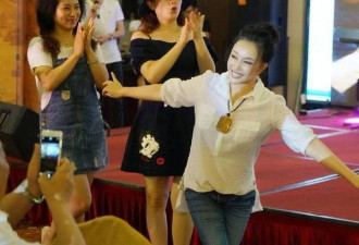 刘晓庆公开卖力扭臀跳舞 真不像63岁