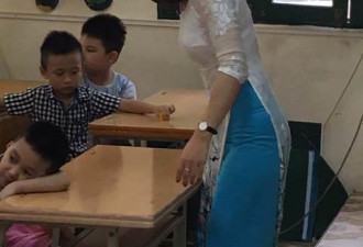 小学美女老师穿这样上课！爸爸们抢着接小孩