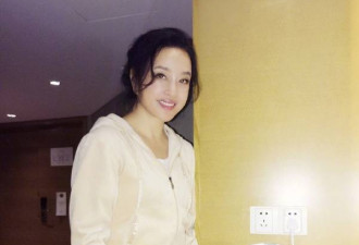 刘晓庆穿这样走红毯 一个细节说明她终于服老