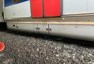 港铁被掷汽油弹 列车受阻乘客下车惊险走轨道