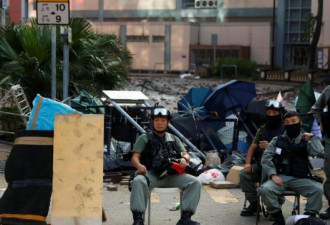 港警死围4日伺机抓捕 香港理大仍有百人固守