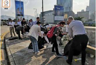 香港市民自发清理路障怒斥暴徒破坏香港