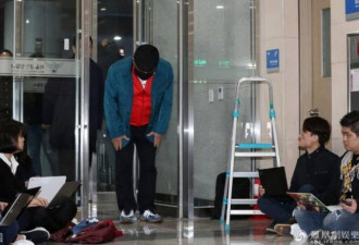 韩国59岁男星涉嫌性侵 当众鞠躬表歉意