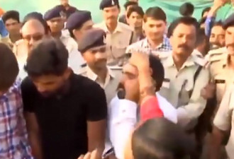 印度强奸犯被捕游街 数名女性轮流扇耳光