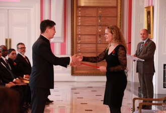 中国新任驻加大使丛培武向加拿大总督递交国书