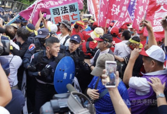 台湾退休警察上街游行 情绪激动欲攻占行政院