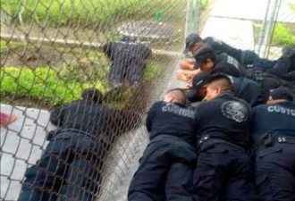 墨西哥监狱骚乱被囚犯占领 强迫狱警下跪