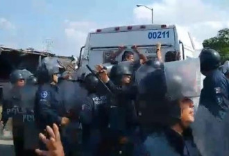 墨西哥监狱骚乱被囚犯占领 强迫狱警下跪